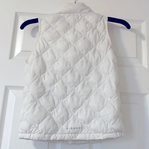 White puffy vest for girls youth ages 7-10 (S-M) Uniqlo brand has pockets - Picture 2 of 5